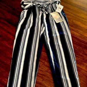 Cropped light weight pants.